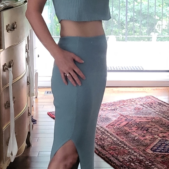 Small aqua ribbed knit top and skirt set. - Picture 2 of 4
